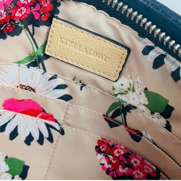 🆕Stella & Dot Eloise  black & blush fringe clutch. Floral interior. 🖤 🧡NWOT - Picture 6 of 10